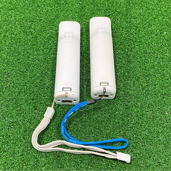 2 Nintendo Wii Remotes - Picture 2 of 3